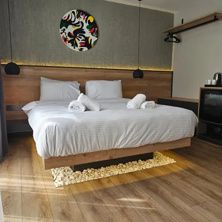 Glitz Hotel *